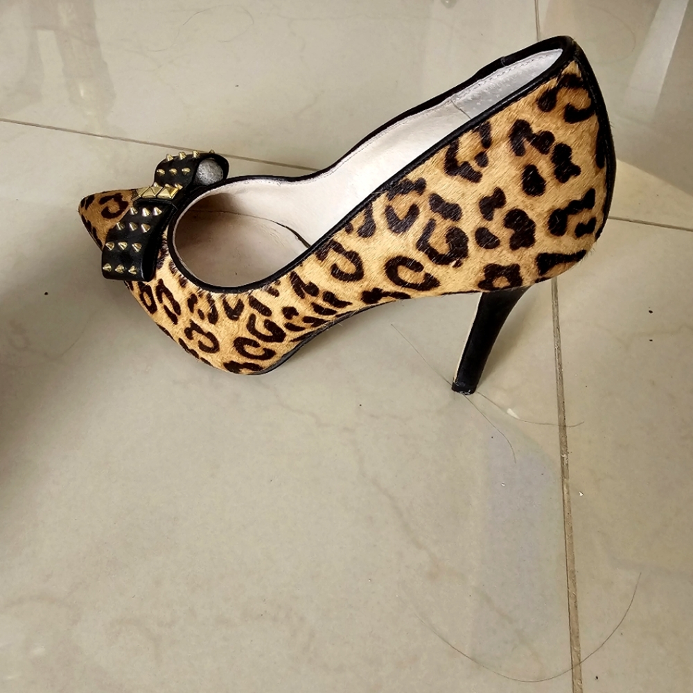Beautiful Michael Kors leather  shoes.